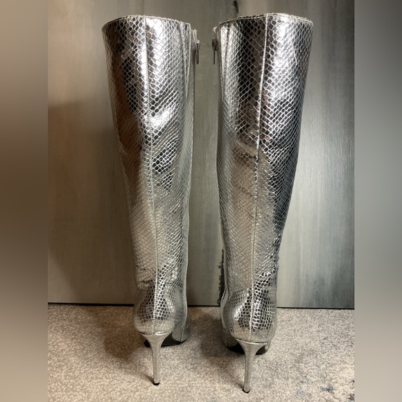 INC International Concepts Rajelp Silver Snake Knee High Boots - Size 7.5 (NIB) - Picture 4 of 16